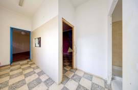 Praia à Porta: Commercial Space with Residential Potential in Armação de Pera