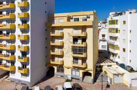 Praia à Porta: Commercial Space with Residential Potential in Armação de Pera