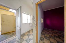 Praia à Porta: Commercial Space with Residential Potential in Armação de Pera