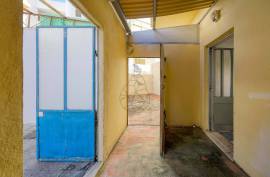 Praia à Porta: Commercial Space with Residential Potential in Armação de Pera