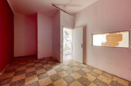 Praia à Porta: Commercial Space with Residential Potential in Armação de Pera