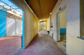 Praia à Porta: Commercial Space with Residential Potential in Armação de Pera