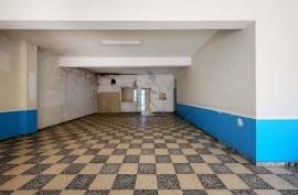 Praia à Porta: Commercial Space with Residential Potential in Armação de Pera