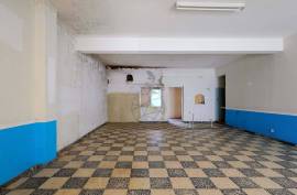 Praia à Porta: Commercial Space with Residential Potential in Armação de Pera