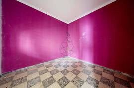 Praia à Porta: Commercial Space with Residential Potential in Armação de Pera