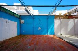 Praia à Porta: Commercial Space with Residential Potential in Armação de Pera