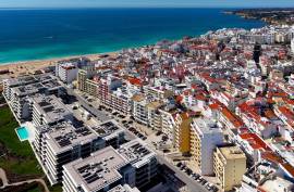 Praia à Porta: Commercial Space with Residential Potential in Armação de Pera