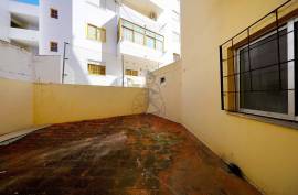 Praia à Porta: Commercial Space with Residential Potential in Armação de Pera