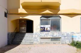 Praia à Porta: Commercial Space with Residential Potential in Armação de Pera