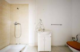 Praia à Porta: Commercial Space with Residential Potential in Armação de Pera