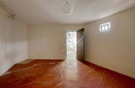 Praia à Porta: Commercial Space with Residential Potential in Armação de Pera