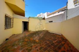 Praia à Porta: Commercial Space with Residential Potential in Armação de Pera