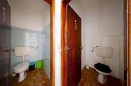 Praia à Porta: Commercial Space with Residential Potential in Armação de Pera