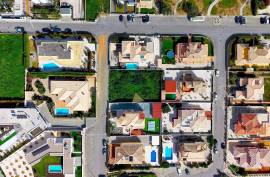 Land with construction project of a 4 bedroom single storey villa with swimming pool in Lagoa