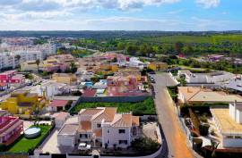 Land with construction project of a 4 bedroom single storey villa with swimming pool in Lagoa