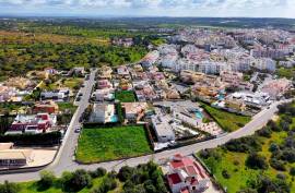 Land with construction project of a 4 bedroom single storey villa with swimming pool in Lagoa