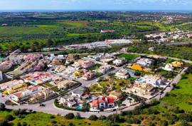 Land with construction project of a 4 bedroom single storey villa with swimming pool in Lagoa