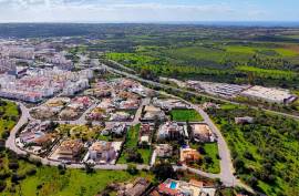 Land with construction project of a 4 bedroom single storey villa with swimming pool in Lagoa