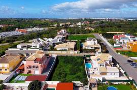 Land with construction project of a 4 bedroom single storey villa with swimming pool in Lagoa