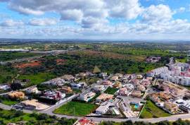 Land with construction project of a 4 bedroom single storey villa with swimming pool in Lagoa