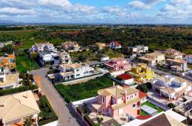 Land with construction project of a 4 bedroom single storey villa with swimming pool in Lagoa