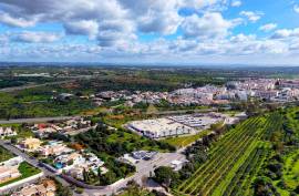 Land with construction project of a 4 bedroom single storey villa with swimming pool in Lagoa