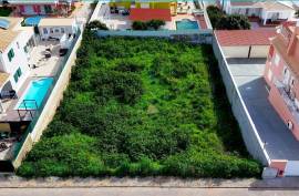 Land with construction project of a 4 bedroom single storey villa with swimming pool in Lagoa