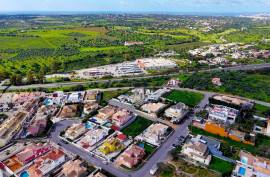 Land with construction project of a 4 bedroom single storey villa with swimming pool in Lagoa