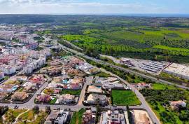 Land with construction project of a 4 bedroom single storey villa with swimming pool in Lagoa