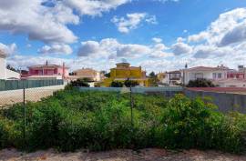 Land with construction project of a 4 bedroom single storey villa with swimming pool in Lagoa