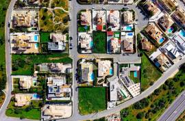 Land with construction project of a 4 bedroom single storey villa with swimming pool in Lagoa