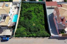 Land with construction project of a 4 bedroom single storey villa with swimming pool in Lagoa