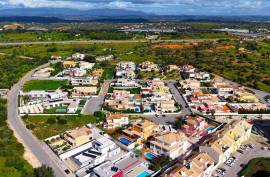 Land with construction project of a 4 bedroom single storey villa with swimming pool in Lagoa