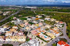 Land with construction project of a 4 bedroom single storey villa with swimming pool in Lagoa