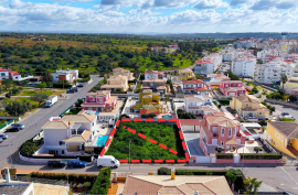 Land with construction project of a 4 bedroom single storey villa with swimming pool in Lagoa