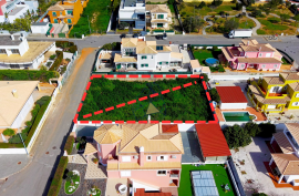 Land with construction project of a 4 bedroom single storey villa with swimming pool in Lagoa