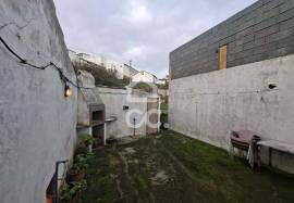 Two-Storey Property (Apartment + Café) with Sea View in Terreiro – São Mateus