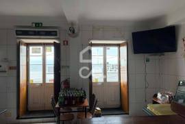 Two-Storey Property (Apartment + Café) with Sea View in Terreiro – São Mateus