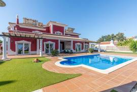 Elegant and Spacious 5-Bedroom Villa in Quarteira, Central Algarve