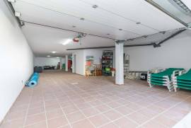 Elegant and Spacious 5-Bedroom Villa in Quarteira, Central Algarve