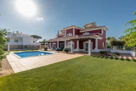 Elegant and Spacious 5-Bedroom Villa in Quarteira, Central Algarve