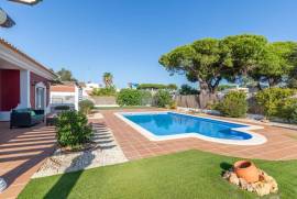 Elegant and Spacious 5-Bedroom Villa in Quarteira, Central Algarve