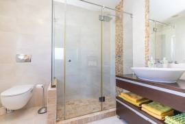 Elegant and Spacious 5-Bedroom Villa in Quarteira, Central Algarve