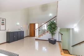 Elegant and Spacious 5-Bedroom Villa in Quarteira, Central Algarve
