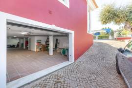 Elegant and Spacious 5-Bedroom Villa in Quarteira, Central Algarve