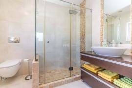 Elegant and Spacious 5-Bedroom Villa in Quarteira, Central Algarve