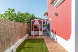 Elegant and Spacious 5-Bedroom Villa in Quarteira, Central Algarve