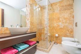 Elegant and Spacious 5-Bedroom Villa in Quarteira, Central Algarve
