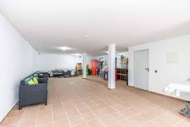 Elegant and Spacious 5-Bedroom Villa in Quarteira, Central Algarve