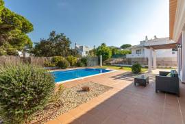 Elegant and Spacious 5-Bedroom Villa in Quarteira, Central Algarve